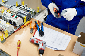 Cream and Brown Natural Makeup Beauty Logo (17).png